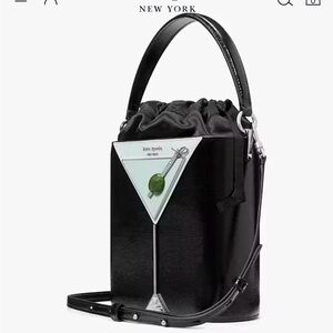 MEASUREMENTS
7.25"h x 7.5"w x 3"d
Handle drop: 5"
Strap drop: 22"